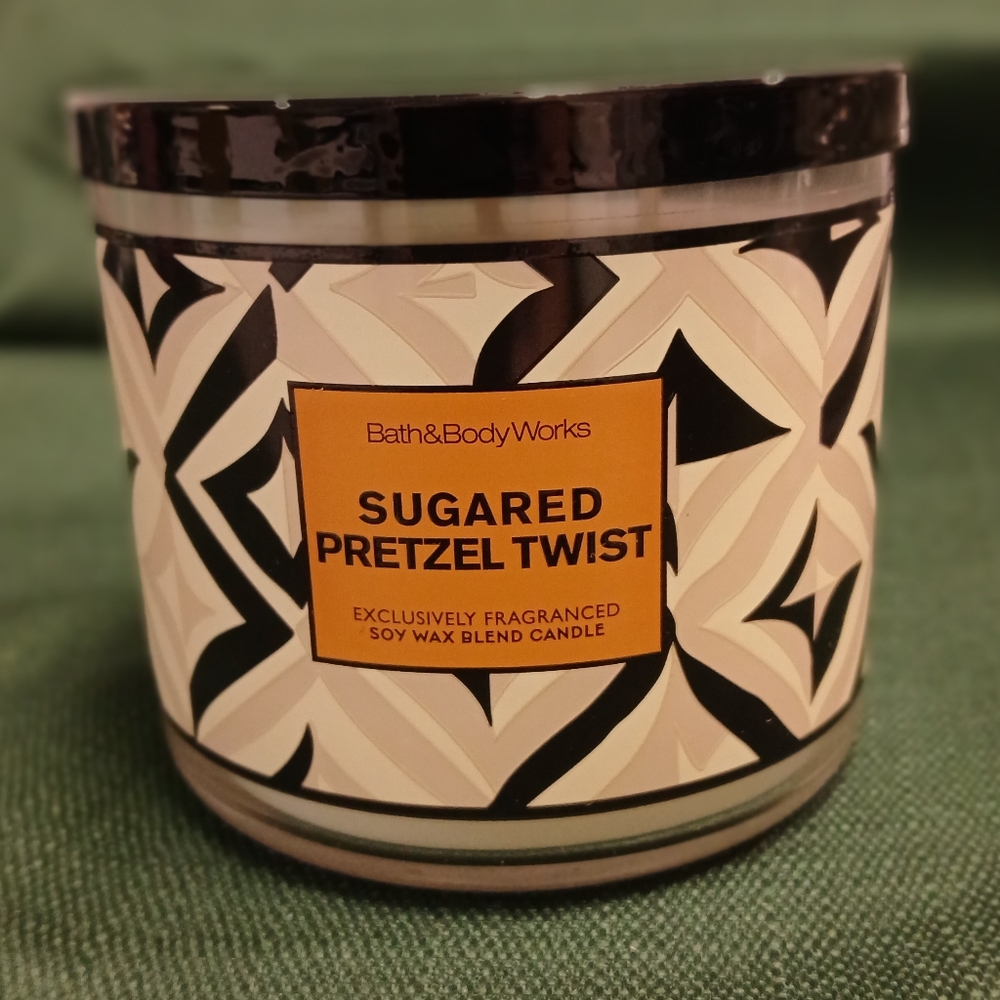 Bath & Body Works Sugared Pretzel Twist Candle - Black and White